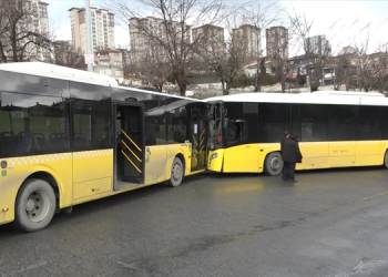 Başakşehir’de İETT otobüsleri kafa kafaya çarpıştı