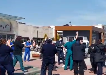 AÜ’de sağlık çalışanlarından eylem