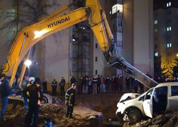 Otomobilin düştüğü çukurda çalışan işçi hayatını kaybetti