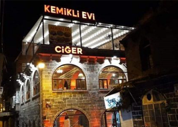 Çalıntı taşlarla ‘kaçak’ yapı yaptı