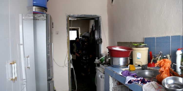 Hozat’ta 2 aile tek gözlü okul lojmanında yaşıyor