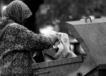 Emekliler çöpten atık malzeme topluyor