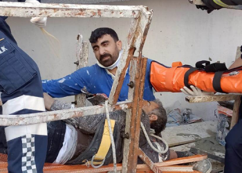 Hatay’da inşaat iskelesi çöktü 2 işçi yaralandı