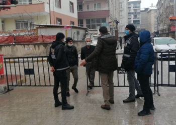 HDP binasının sokağı kapatıldı: Vekiller valilik önünde eyleme başladı