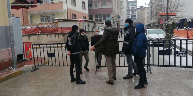 HDP binasının sokağı kapatıldı: Vekiller valilik önünde eyleme başladı HDP binasının sokağı kapatıldı: Vekiller valilik önünde eyleme başladı