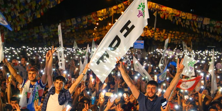 HDP iki koldan meydanlara iniyor HDP iki koldan meydanlara iniyor