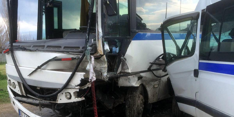 İşçi servis minibüsleri çarpıştı: 10 yaralı İşçi servis minibüsleri çarpıştı: 10 yaralı