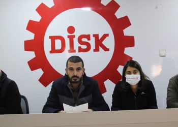 İzmir Belediyesi’nden çıkarılan işçiler eylemlerine ara verdi