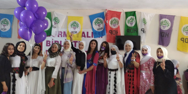 Parti binasında 8 Mart’ı kutlayan kadınlara para cezası Parti binasında 8 Mart’ı kutlayan kadınlara para cezası