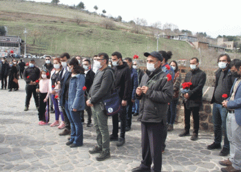 Sağlık emekçileri için Dicle’ye karanfiller bırakıldı