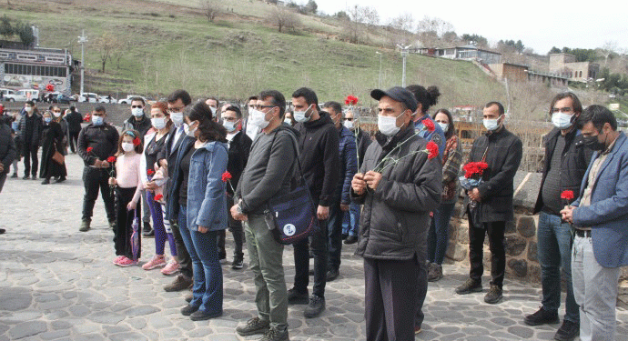 Sağlık emekçileri için Dicle’ye karanfiller bırakıldı