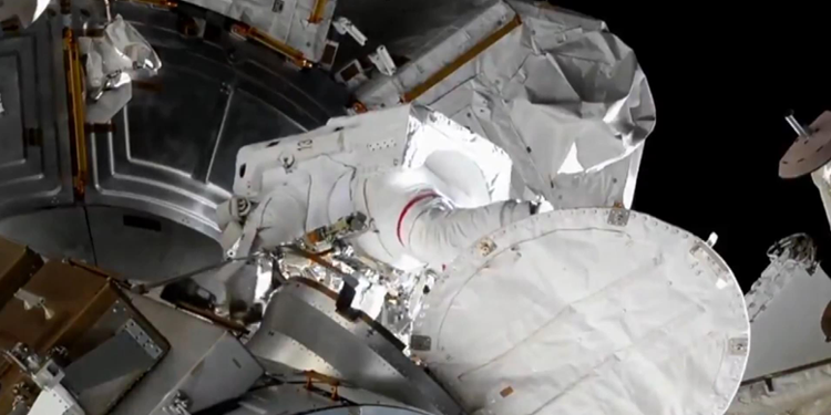 NASA’nın ISS’deki astronotları uzay yürüyüşünde NASA’nın ISS’deki astronotları uzay yürüyüşünde