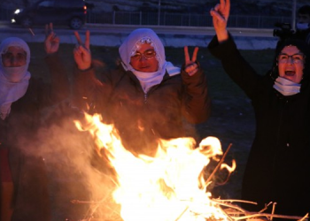 İstanbul’un ilk Newroz ateşini anneler yaktı
