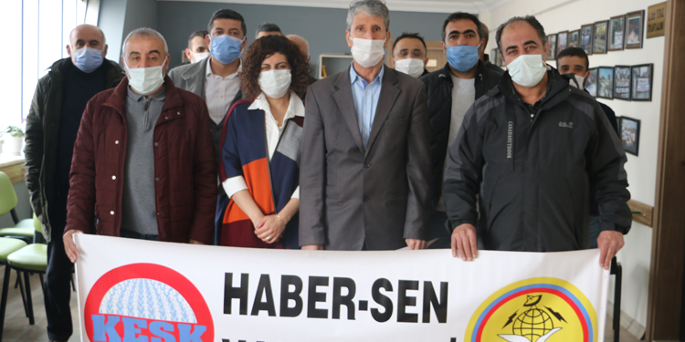 PTT Müdürü HABER-SEN materyallerini imha etti PTT Müdürü HABER-SEN materyallerini imha etti