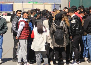 Ücretlerini alamayan işçilerden iş bırakma eylemi