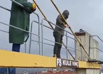 Ücretlerini alamayan işçiler vince çıktılar