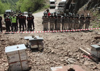 İkizdere’de köylüler, arı kovanları ile yol kesti