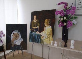 Öğrenciler dernek kirasını tuğla taşıyarak çıkarıyor