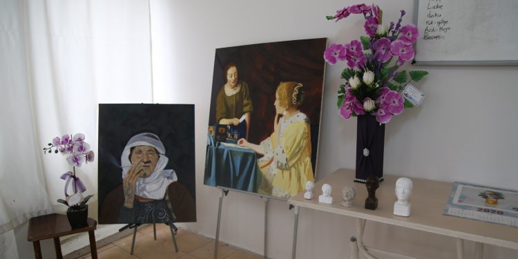 Öğrenciler dernek kirasını tuğla taşıyarak çıkarıyor Öğrenciler dernek kirasını tuğla taşıyarak çıkarıyor