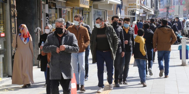 Dr. Yaviç: Sosyal mesafe diyenler kural tanımıyor Dr. Yaviç: Sosyal mesafe diyenler kural tanımıyor