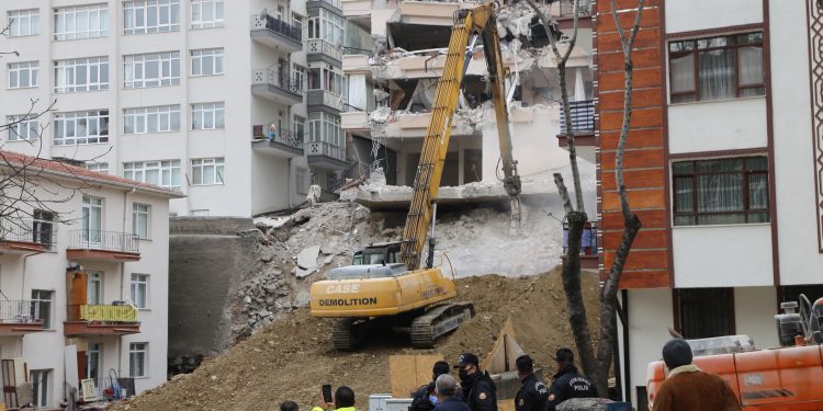 Bine yakın insan bir günde evsiz kaldı