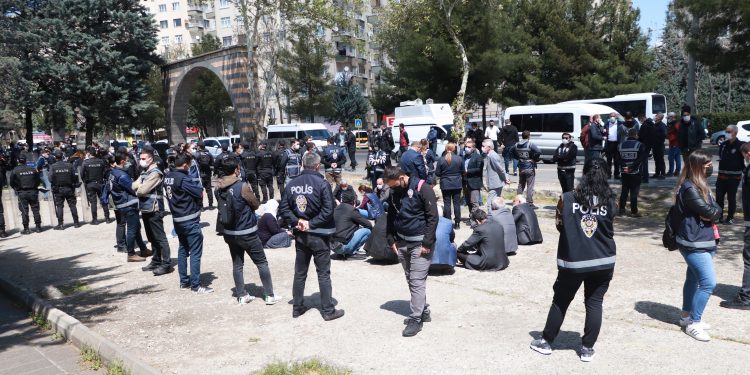 HDP’den tecride karşı oturma eylemi
