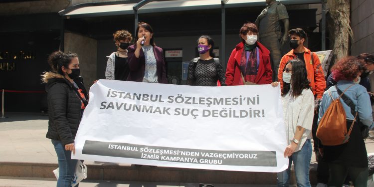 İzmir’de gözaltına alınan kadınlar adliyeye sevk edildi