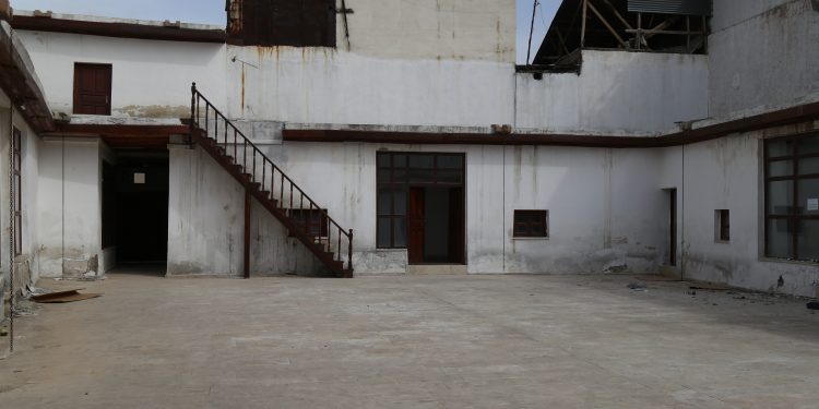 Betonla restore edilen 700 yıllık han dökülüyor
