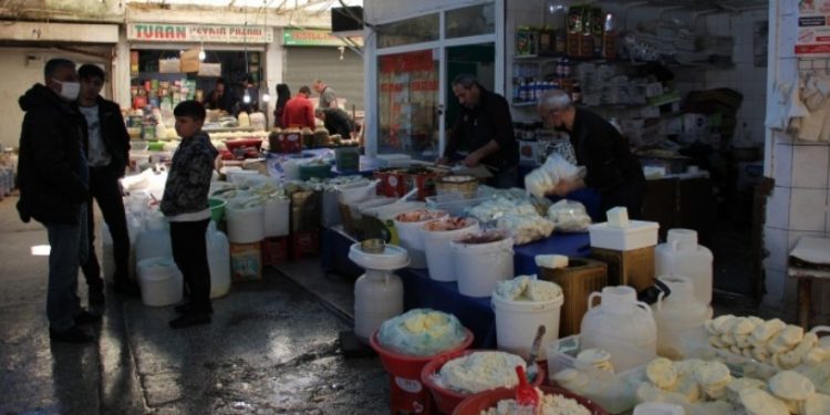 Yoksul halk Ramazan sofrasına ancak küflü peynir bırakabiliyor