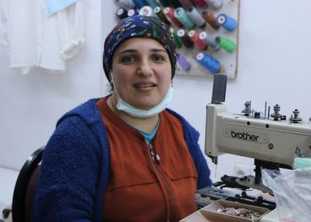 Yoksullaşan kadınlar pazar için akşamı bekliyor