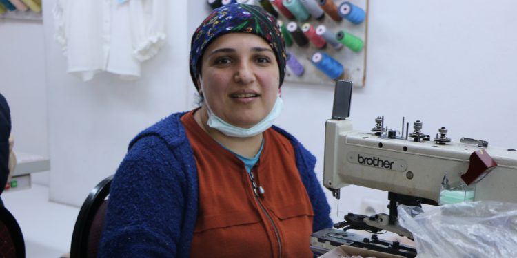 Yoksullaşan kadınlar pazar için akşamı bekliyor Yoksullaşan kadınlar pazar için akşamı bekliyor