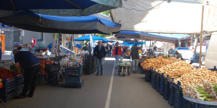 Fiyatlar arttı pazarcı etiketleri kaldırdı Fiyatlar arttı pazarcı etiketleri kaldırdı