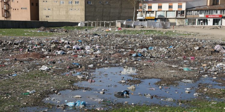 Yüksekova’nın yeşilliği çöplüğe döndü Yüksekova’nın yeşilliği çöplüğe döndü