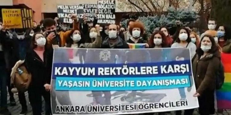 97 öğrenci hakkında hazırlanan iddianameye tepki: Kayyım istemiyoruz 97 öğrenci hakkında hazırlanan iddianameye tepki: Kayyım istemiyoruz