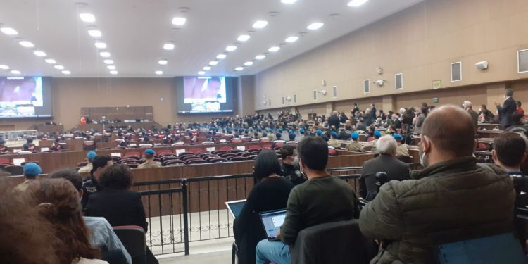 Duruşmada avukatların yerine polisler oturtuldu Duruşmada avukatların yerine polisler oturtuldu