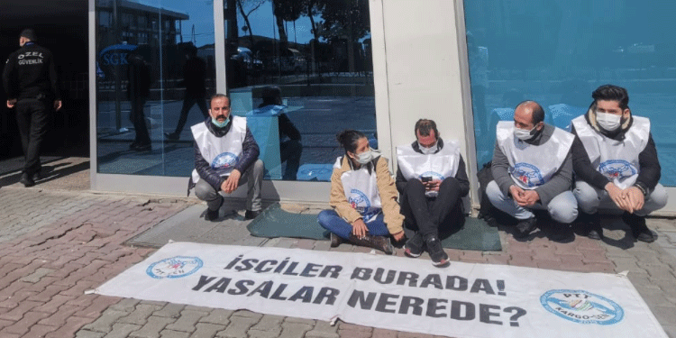 PTT işçilerinden SGK önünde eylem PTT işçilerinden SGK önünde eylem