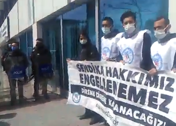 PTT işçilerine SGK önünde yine gözaltı
