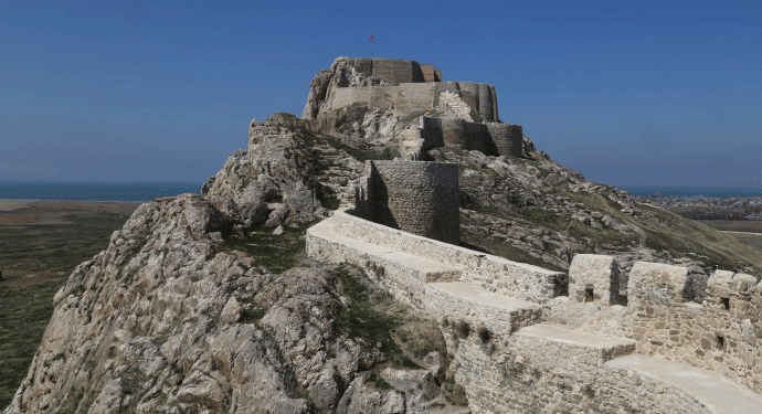 Defineciler tahrip ediyor, ziyaretçiler kirletiyor