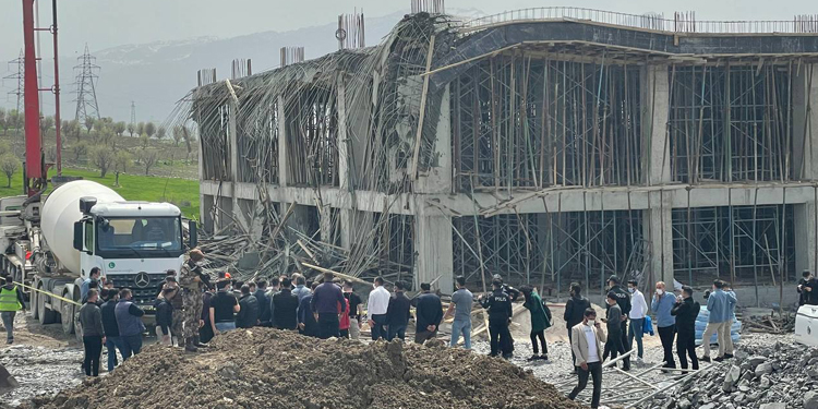 Belediye terminalinde çökme: 5 işçi yaralandı Belediye terminalinde çökme: 5 işçi yaralandı
