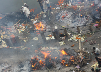Sağlık sistemi çöken Hindistan’da annelerinin cansız bedenini 400 kilometre taşıdılar