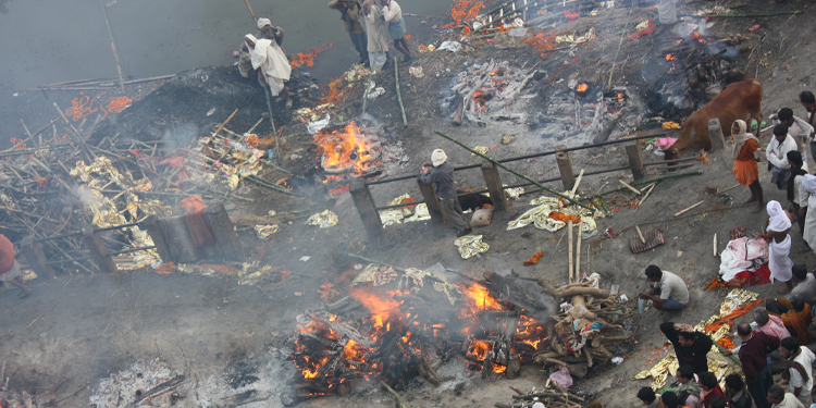 Sağlık sistemi çöken Hindistan’da annelerinin cansız bedenini 400 kilometre taşıdılar Sağlık sistemi çöken Hindistan’da annelerinin cansız bedenini 400 kilometre taşıdılar