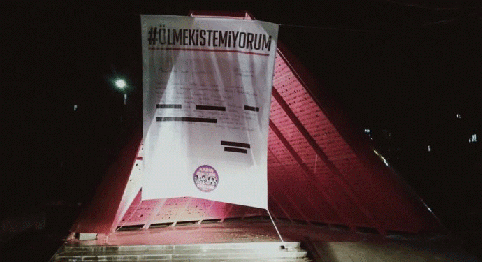 Kaldırılan dilekçe anıta asıldı