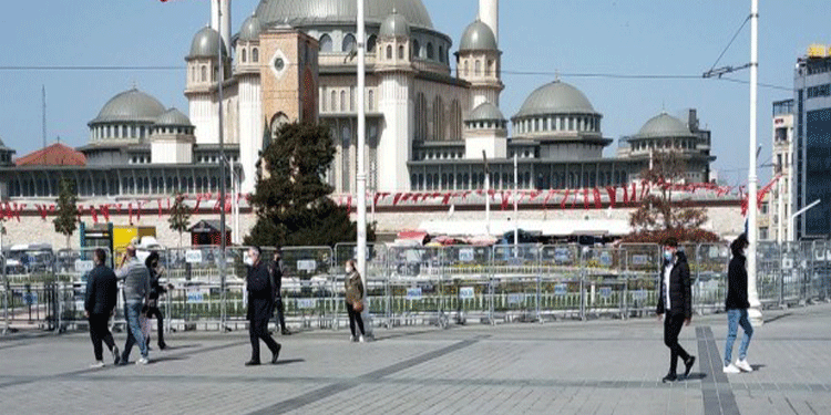 Taksim Meydanı bariyerlerle kapatıldı Taksim Meydanı bariyerlerle kapatıldı