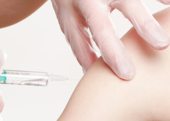 Çift doz aşı olmayanların toplu alanlara girmesinin kısıtlanması için kanun teklifi