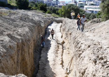 Kuşadası’nda inşaat alanında 2 bin yıllık antik su kanalı bulundu