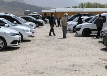 Tasarruflarını bitiren binek aracını satıyor