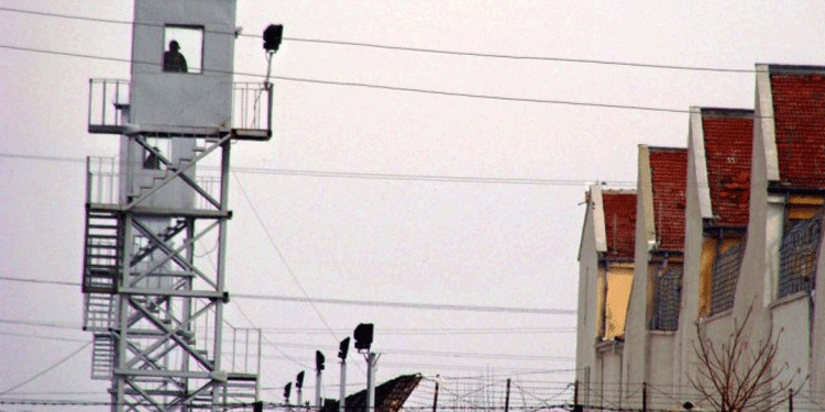 Diyarbakır Cezaevi havalandırmasında kurşun sıkıldı iddiası Diyarbakır Cezaevi havalandırmasında kurşun sıkıldı iddiası