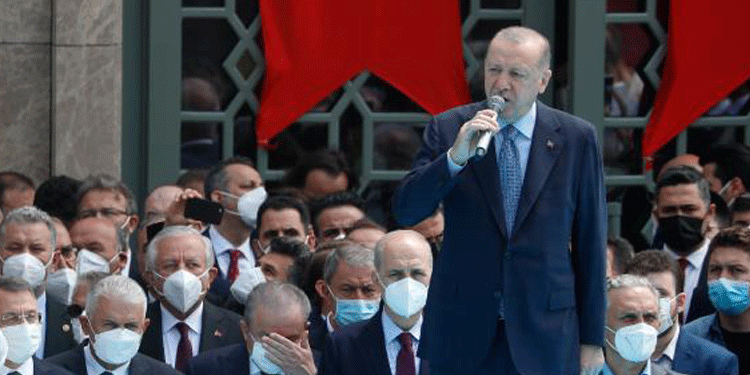 Erdoğan: Ezan susmayacak, bayrak inmeyecek Erdoğan: Ezan susmayacak, bayrak inmeyecek