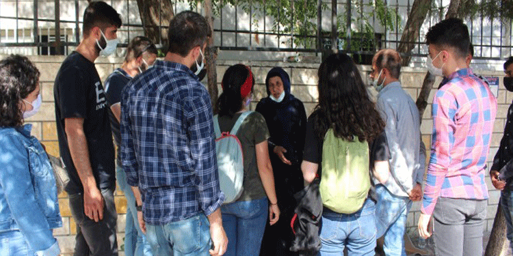 HDP’li gençlerden Şenyaşar ailesine ziyaret HDP’li gençlerden Şenyaşar ailesine ziyaret