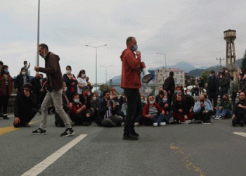 Hopalı çay üreticileri uluslararası transit yolu kapattı